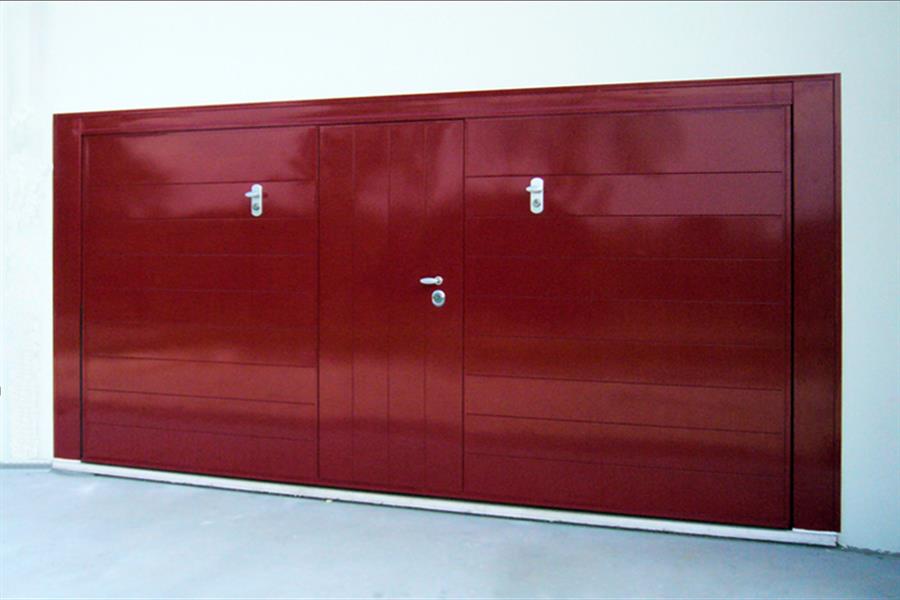 Modello Double</br>Verniciata Rosso Ral 3003, porta pedonale centrale.